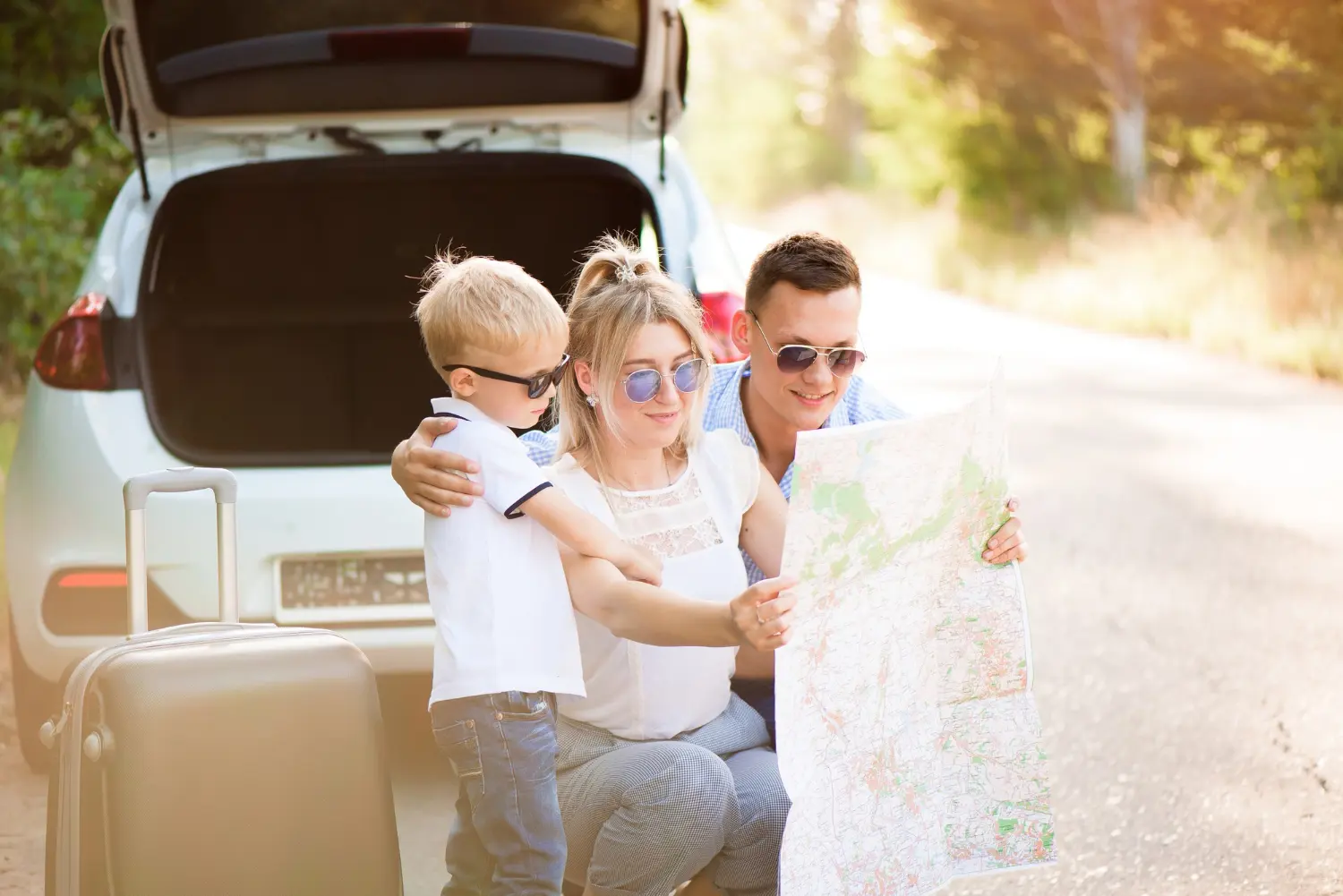 Familia viajando en coche de alquiler